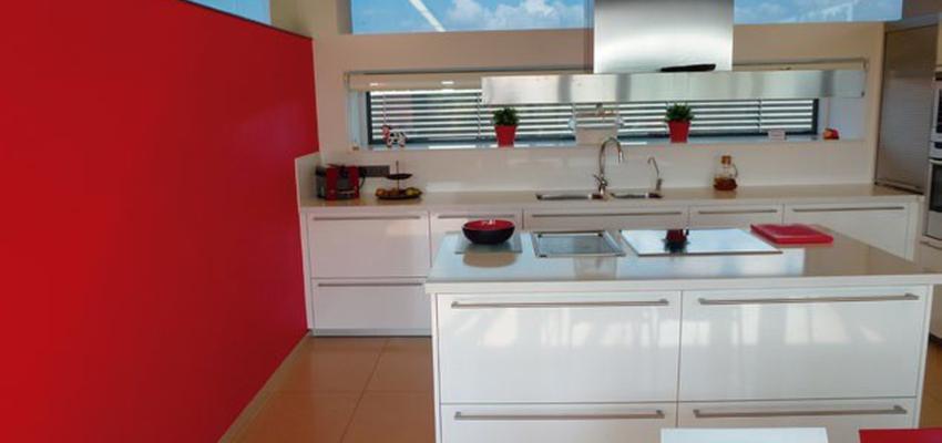 Cocina style moderno color rojo, beige, blanco, plateado  diseñado por Marcial Pons Montraveta | Gremio | Copyright Si