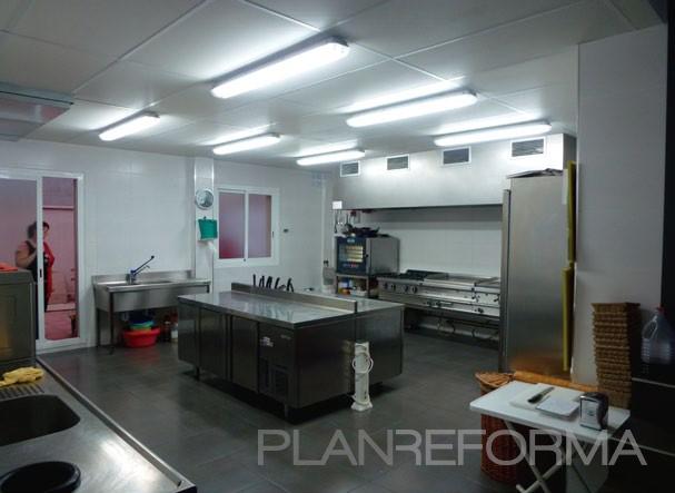 Cocina, Restaurante style moderno color blanco, gris, gris, plateado  diseñado por Marcial Pons Montraveta | Gremio | Copyright Si