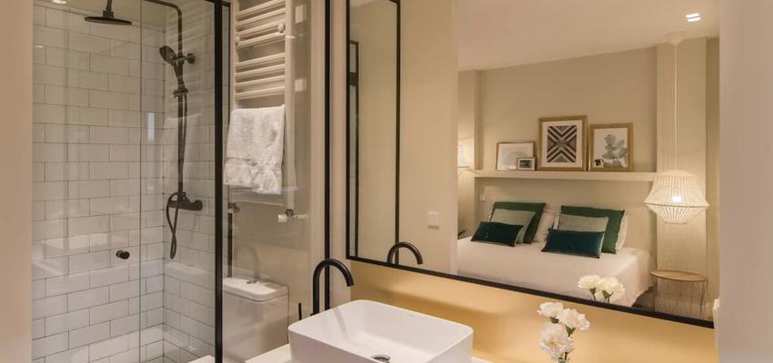 Baño Estilo moderno Color marron, amarillo, amarillo  diseñado por SECTOR REFORMA | Gremio 