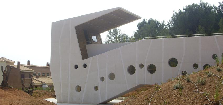 Exterior style vanguardista color marron, gris  diseñado por Ivón Omar Fernández Muñoz | Arquitecto Técnico 