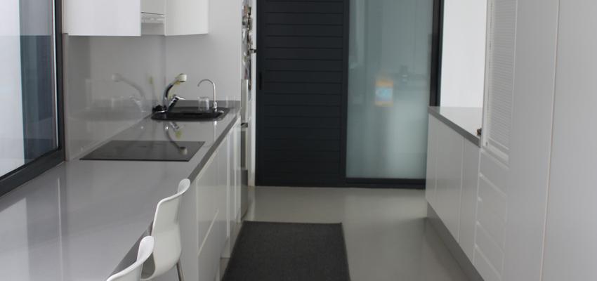 Cocina style contemporaneo color blanco, gris, negro  diseñado por Vicente Minguet | Arquitecto Técnico | Copyright si