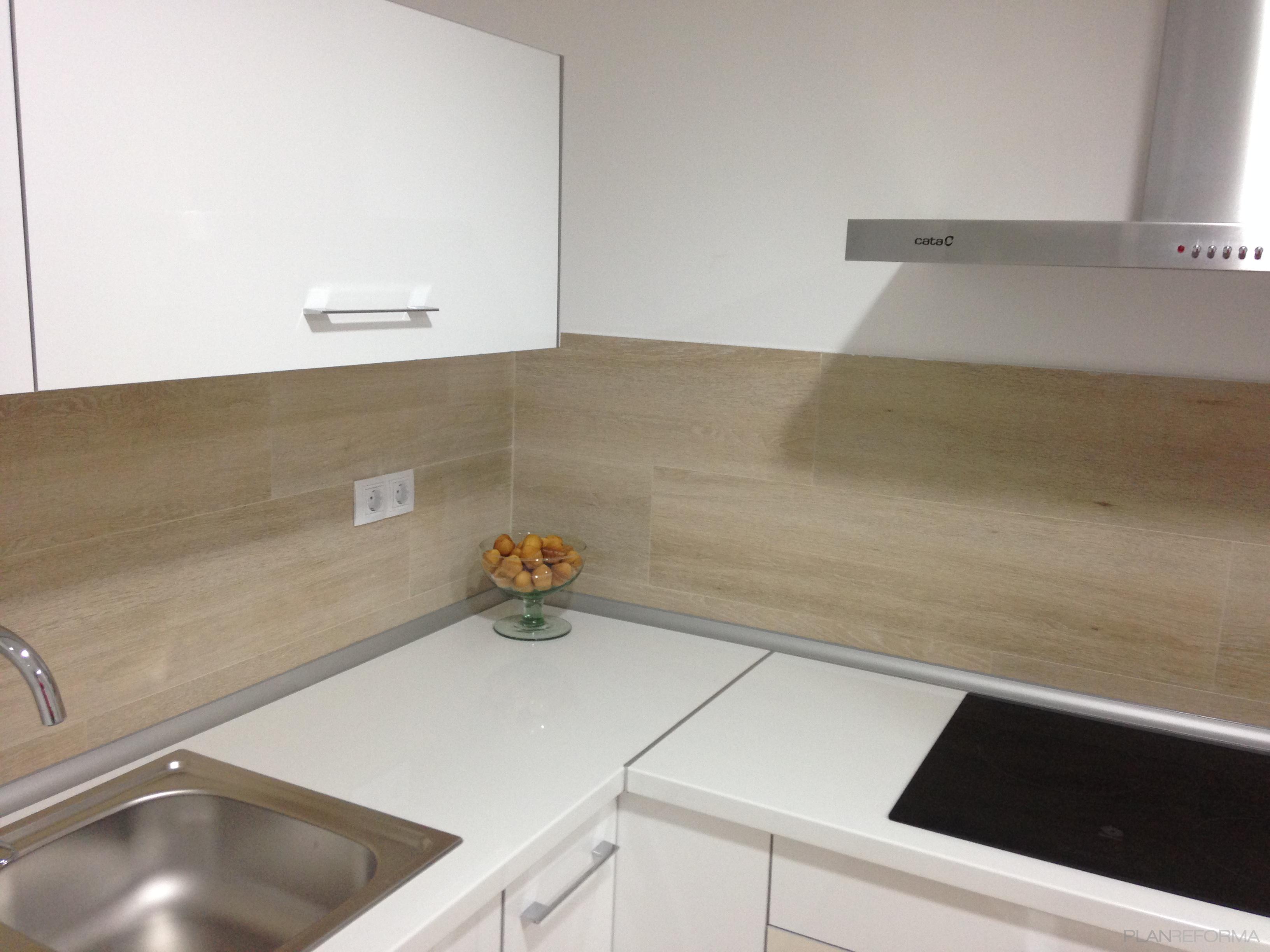 Cocina Estilo contemporaneo Color amarillo, beige, blanco  diseñado por JUAN CARLOS REGADERA ALCAZAR | Gremio 