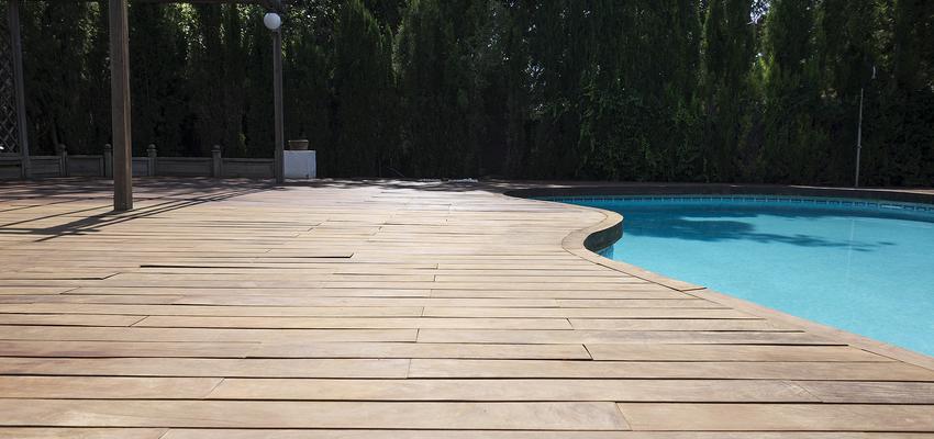 Terraza, Piscina Estilo mediterraneo Color marron  diseñado por Parquets Tropicales | Gremio | Copyright Copyright Mahalo Comunicación @ 2016