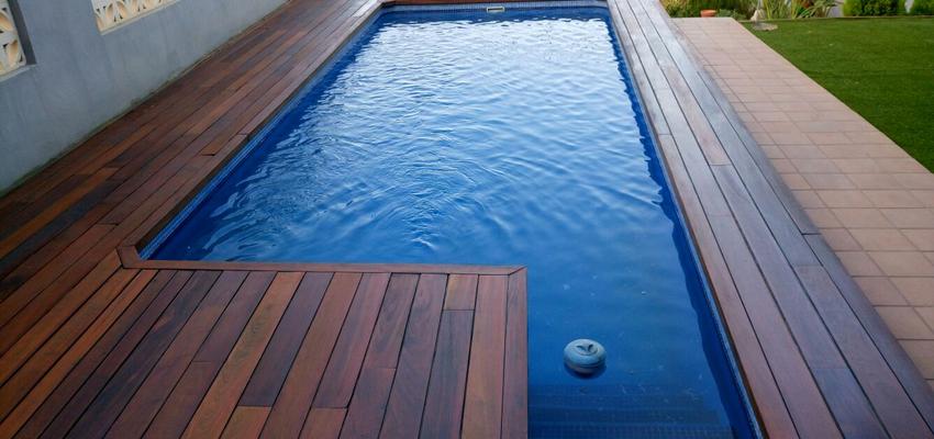 Terraza, Piscina Estilo mediterraneo Color bronce  diseñado por Parquets Tropicales | Gremio | Copyright Copyright Mahalo Comunicación @ 2016