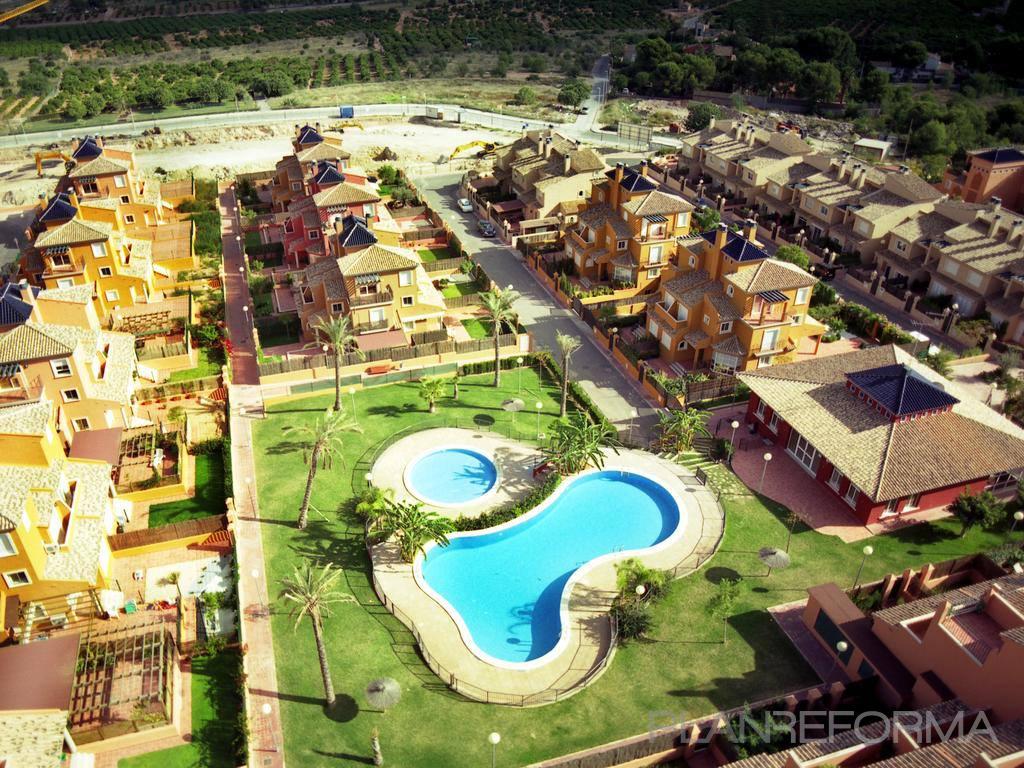 Terraza, Piscina, Exterior, Jardin Estilo tradicional Color marron, marron, beige  diseñado por ECOM, Onofre Miguel Construcción | Arquitecto 