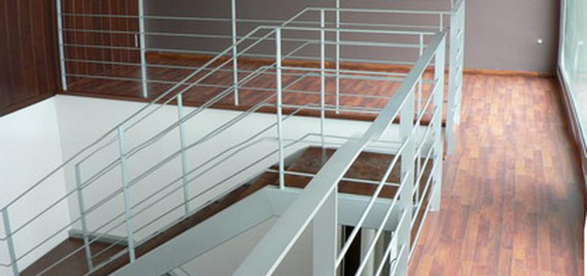 Escalera style contemporaneo color marron, blanco  diseñado por Carles Pagès | Arquitecto Técnico 