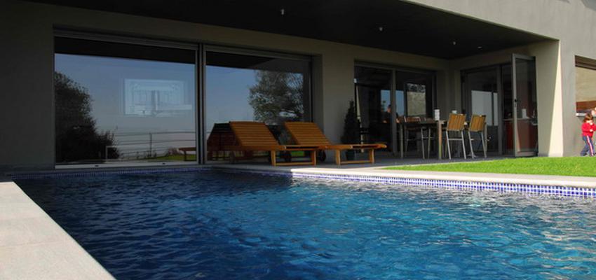 Piscina, Exterior style moderno color beige, gris  diseñado por Carles Pagès | Arquitecto Técnico 