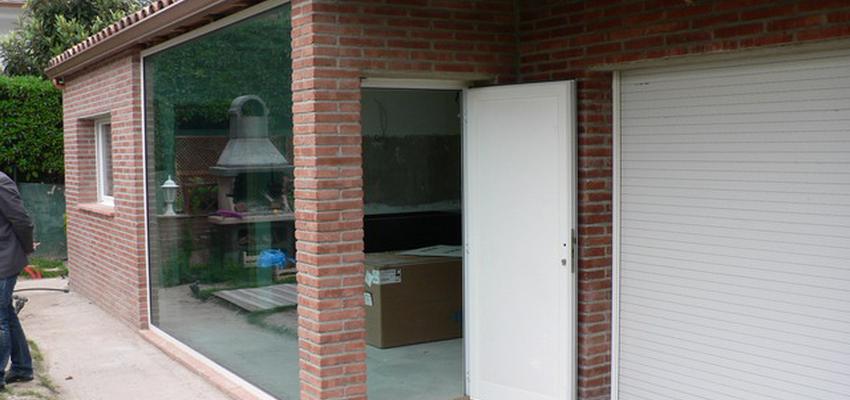 Exterior style contemporaneo color marron, blanco  diseñado por Carles Pagès | Arquitecto Técnico 