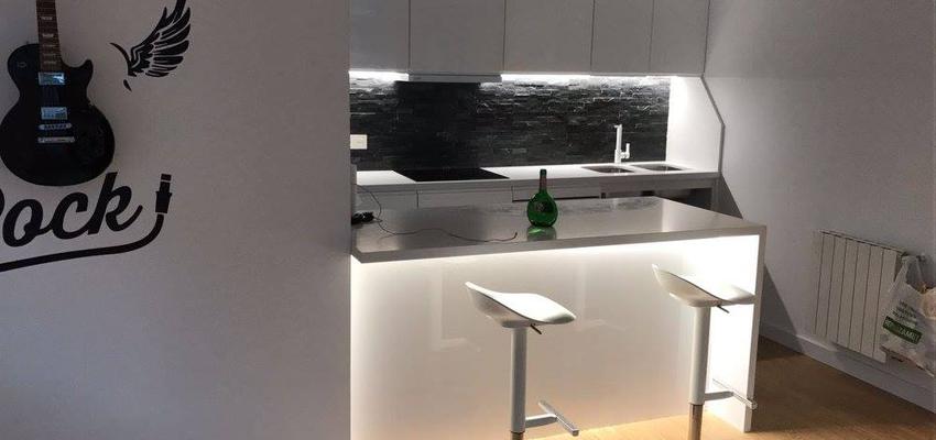Cocina Estilo moderno Color negro  diseñado por H arquitectura | Arquitecto Técnico | Copyright H arquitectura