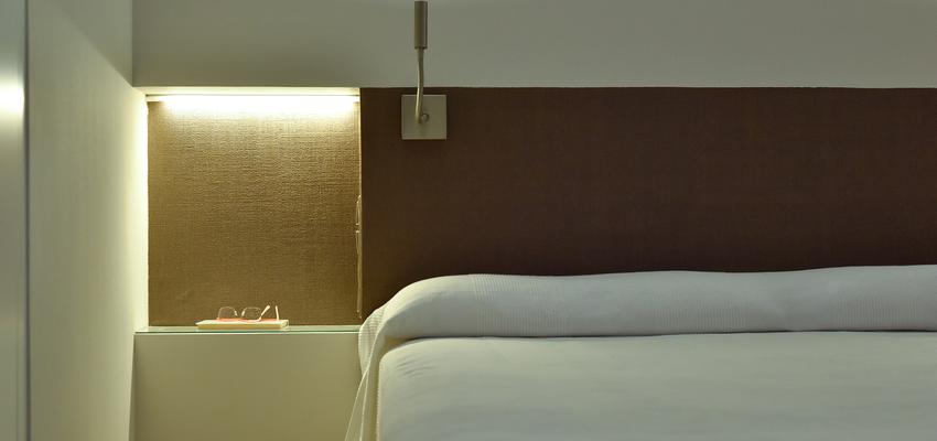 Dormitorio Estilo moderno Color amarillo, marron, blanco  diseñado por Goko | Arquitecto 