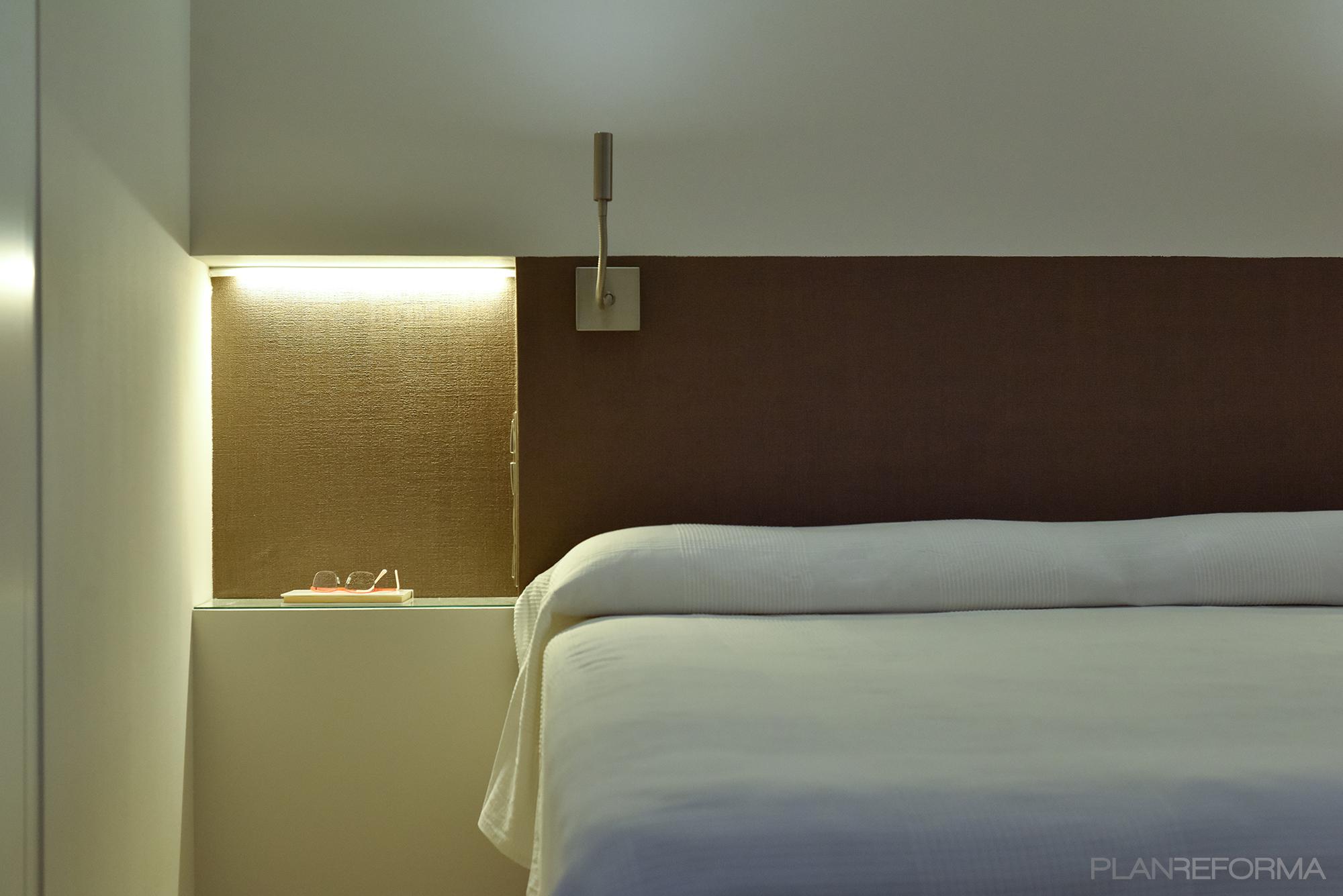Dormitorio Estilo moderno Color amarillo, marron, blanco  diseñado por Goko | Arquitecto 