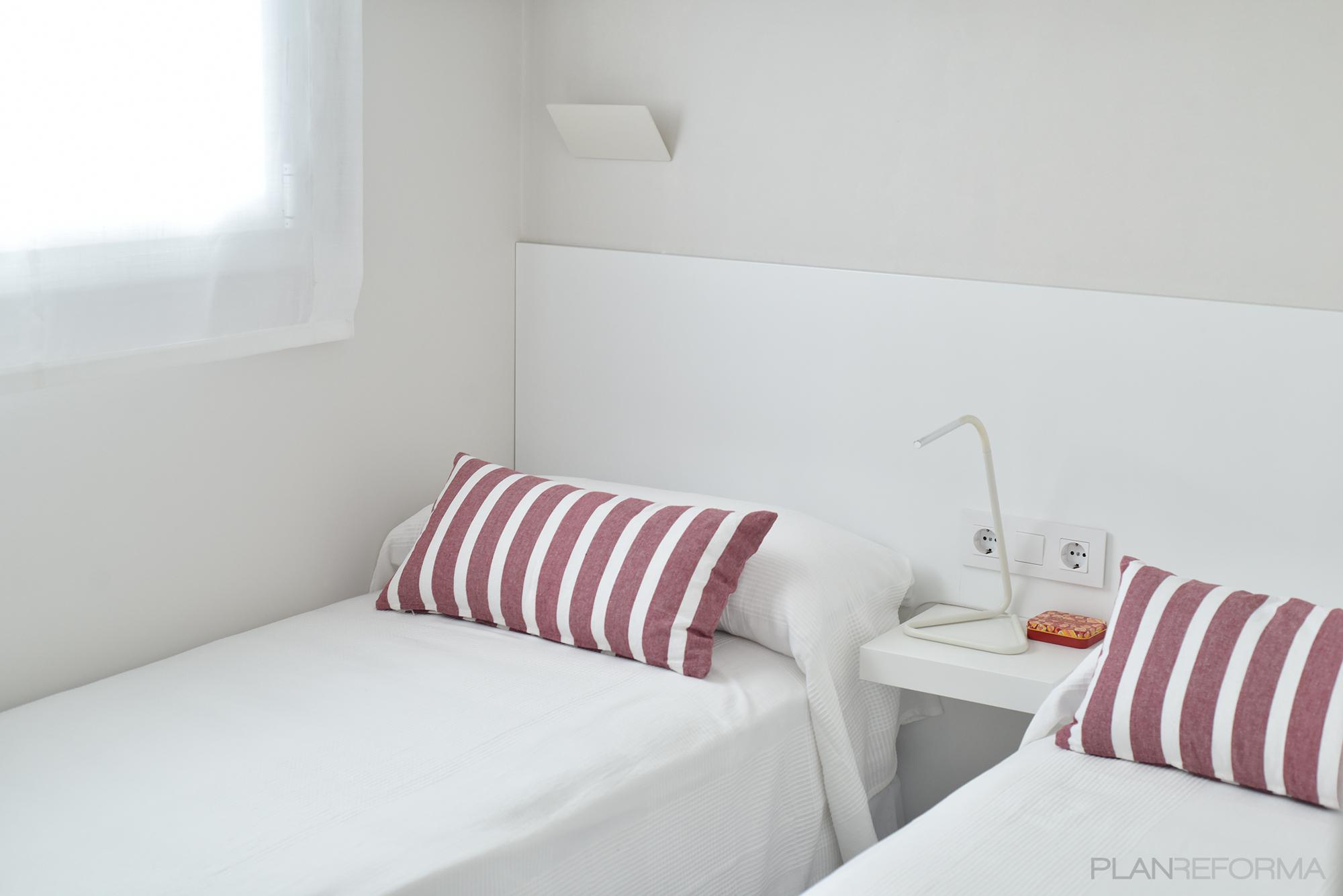 Dormitorio Estilo moderno Color rosa, blanco, gris  diseñado por Goko | Arquitecto 