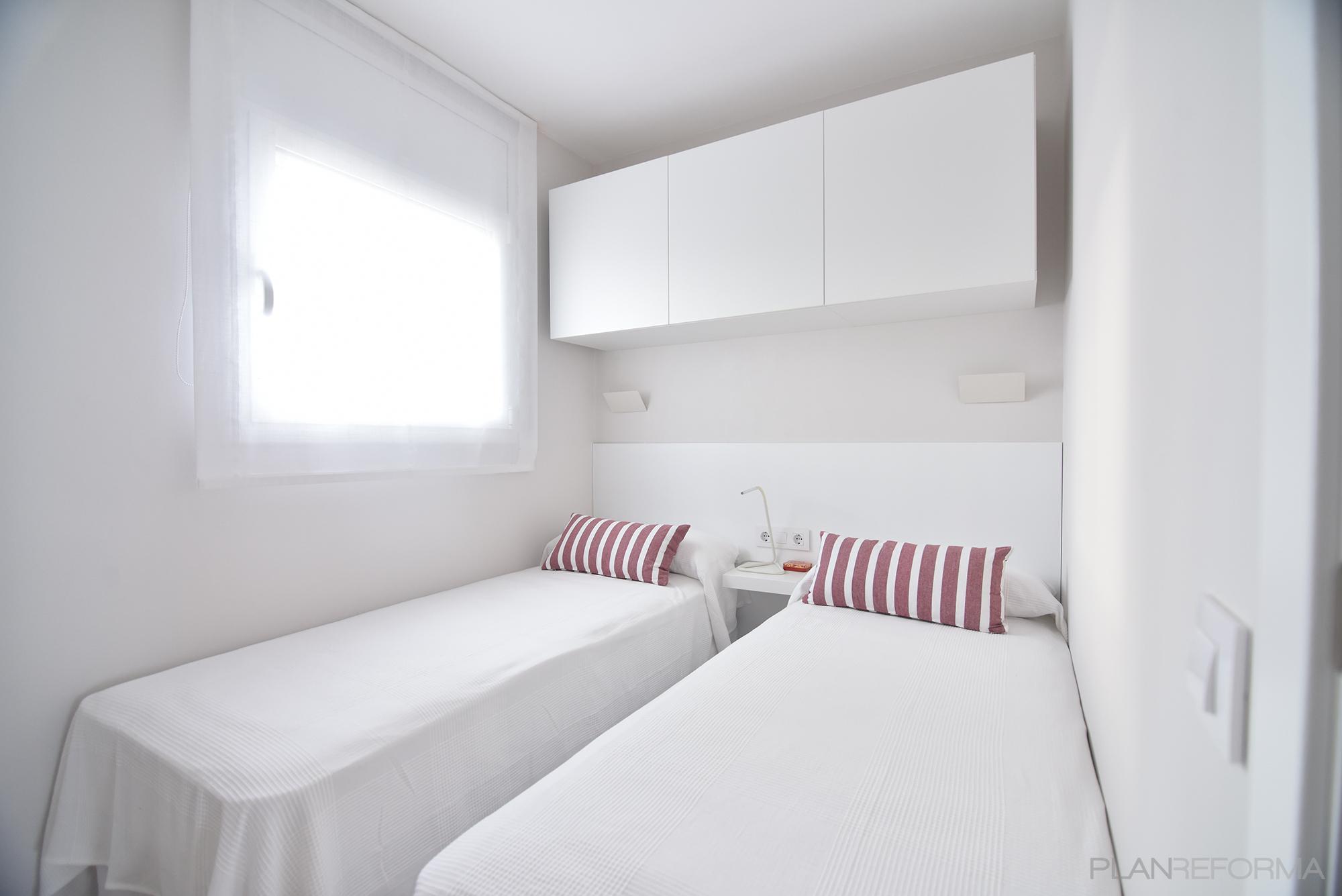 Dormitorio Estilo moderno Color rosa, blanco, gris  diseñado por Goko | Arquitecto 