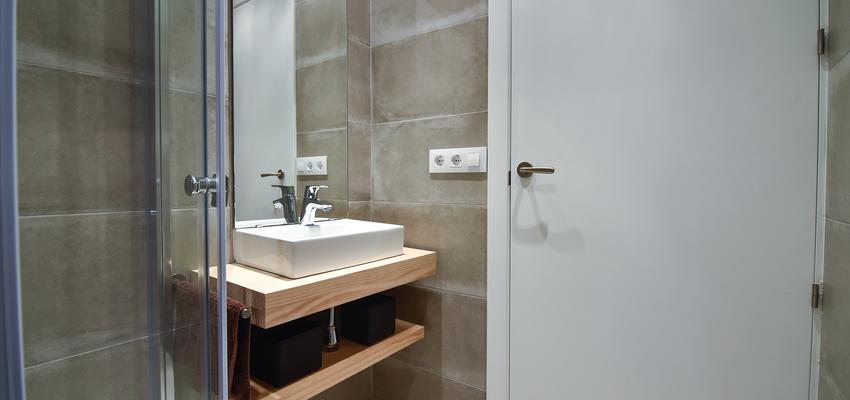 Baño Estilo moderno Color marron, marron, blanco  diseñado por Goko | Arquitecto 