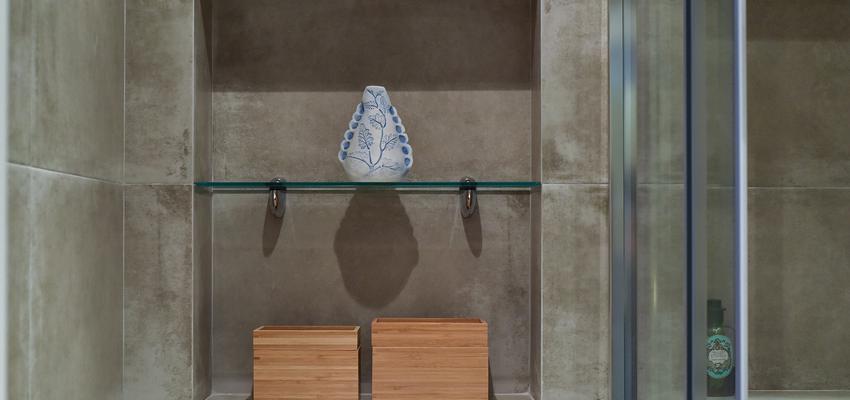 Baño Estilo moderno Color marron, marron, gris  diseñado por Goko | Arquitecto 