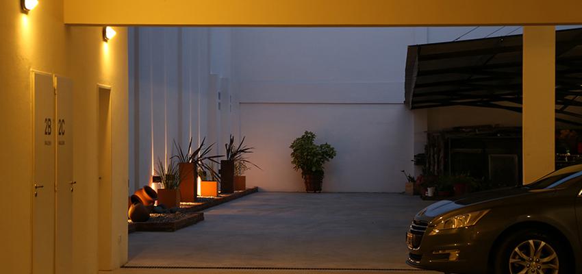 Garaje, Exterior Estilo moderno Color amarillo, blanco, gris  diseñado por Goko | Arquitecto 