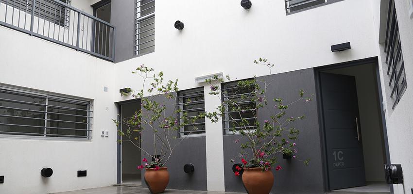 Vestibulo, Patio, Exterior Estilo moderno Color blanco, gris, negro  diseñado por Goko | Arquitecto 