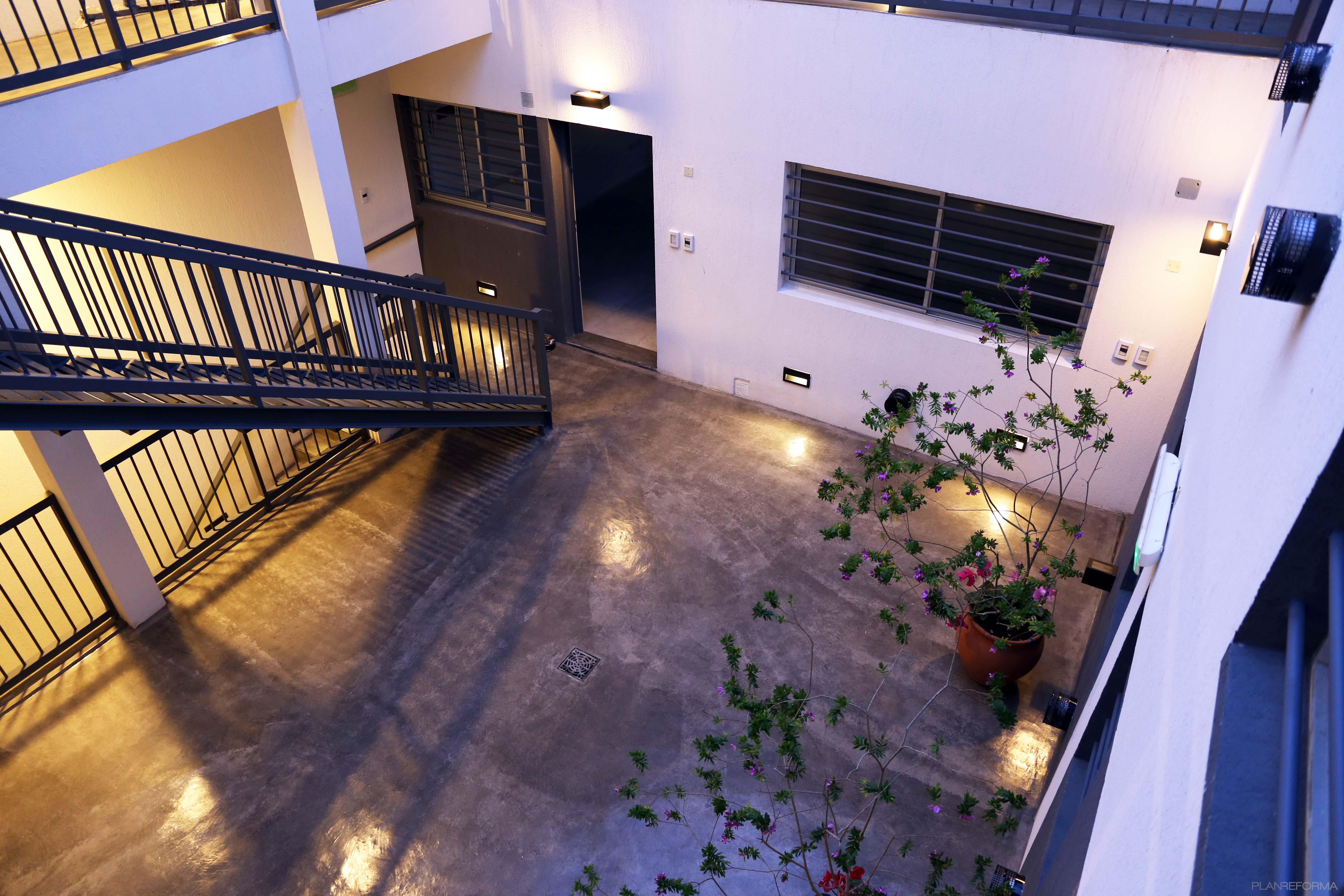 Vestibulo, Exterior Estilo moderno Color blanco, gris, gris  diseñado por Goko | Arquitecto 