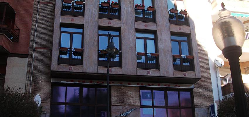 Exterior style clasico color beige, marron  diseñado por MIGUEL ANGEL MANCILLA MILLON | Arquitecto 