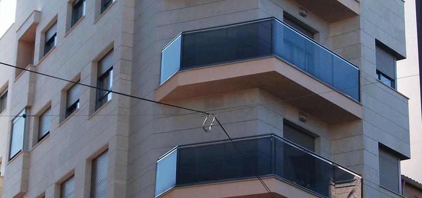 Balcon, Exterior style contemporaneo color rosa, beige, marron  diseñado por MIGUEL ANGEL MANCILLA MILLON | Arquitecto 