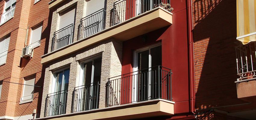 Balcon, Exterior style contemporaneo color rojo, beige, marron  diseñado por MIGUEL ANGEL MANCILLA MILLON | Arquitecto 