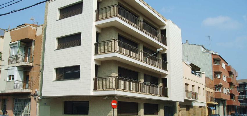 Balcon, Exterior style contemporaneo color blanco, gris, negro  diseñado por Jordi BOSCH NOVELL | Arquitecto 