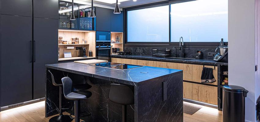 Cocina Estilo contemporaneo Color beige, negro  diseñado por Selarom Studio | Reformista, constructor 
