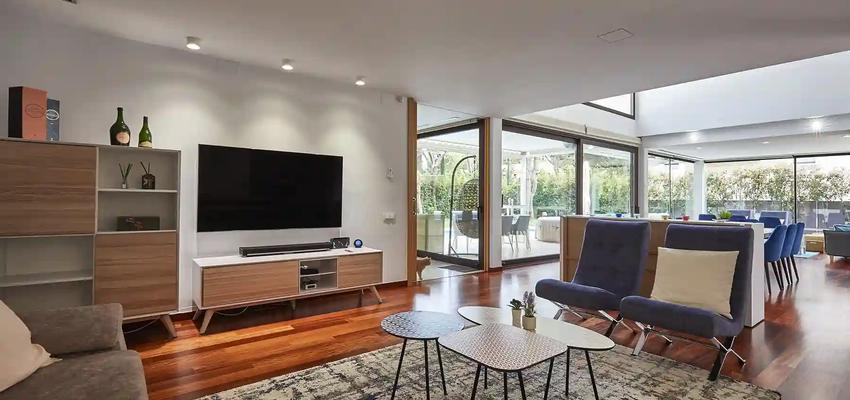 Salon Estilo contemporaneo Color marron, plateado  diseñado por Selarom Studio | Reformista, constructor 