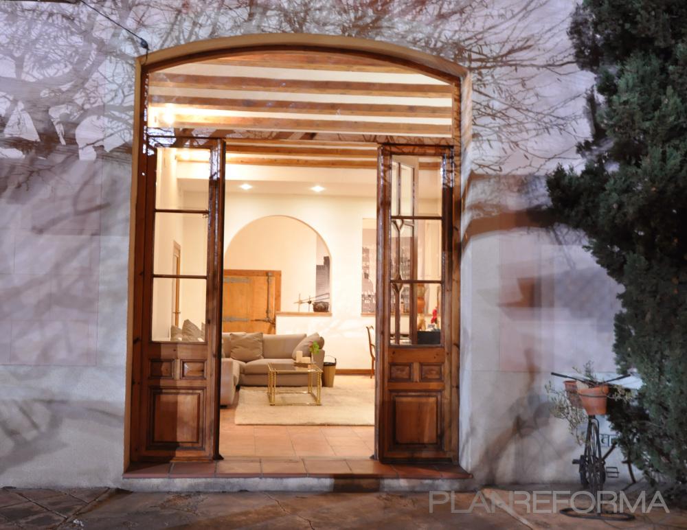 Exterior style rustico color marron, marron, blanco  diseñado por Andrea Soto Garcia | Interiorista 