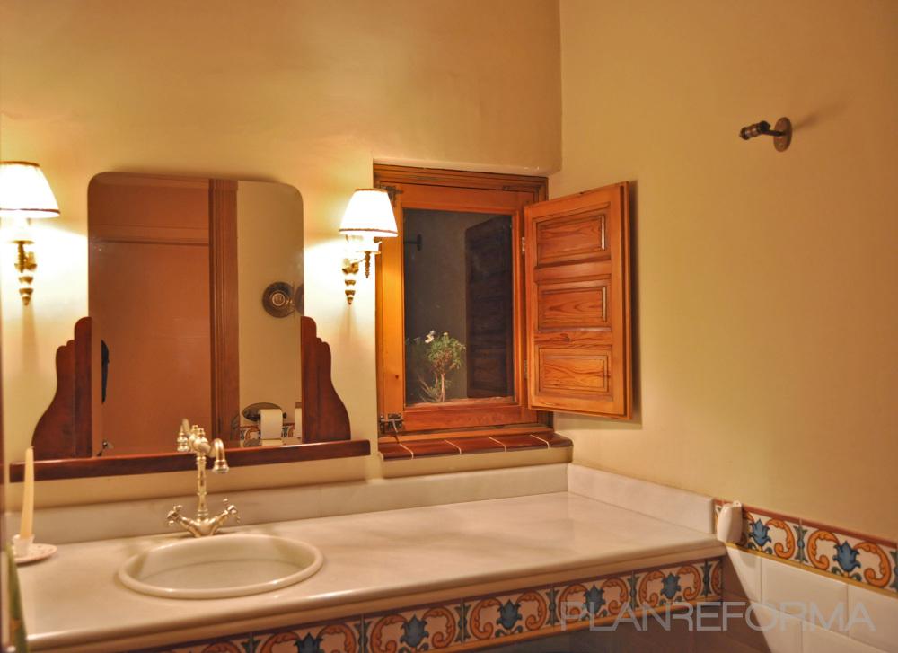 Baño style rustico color azul, beige, marron, blanco