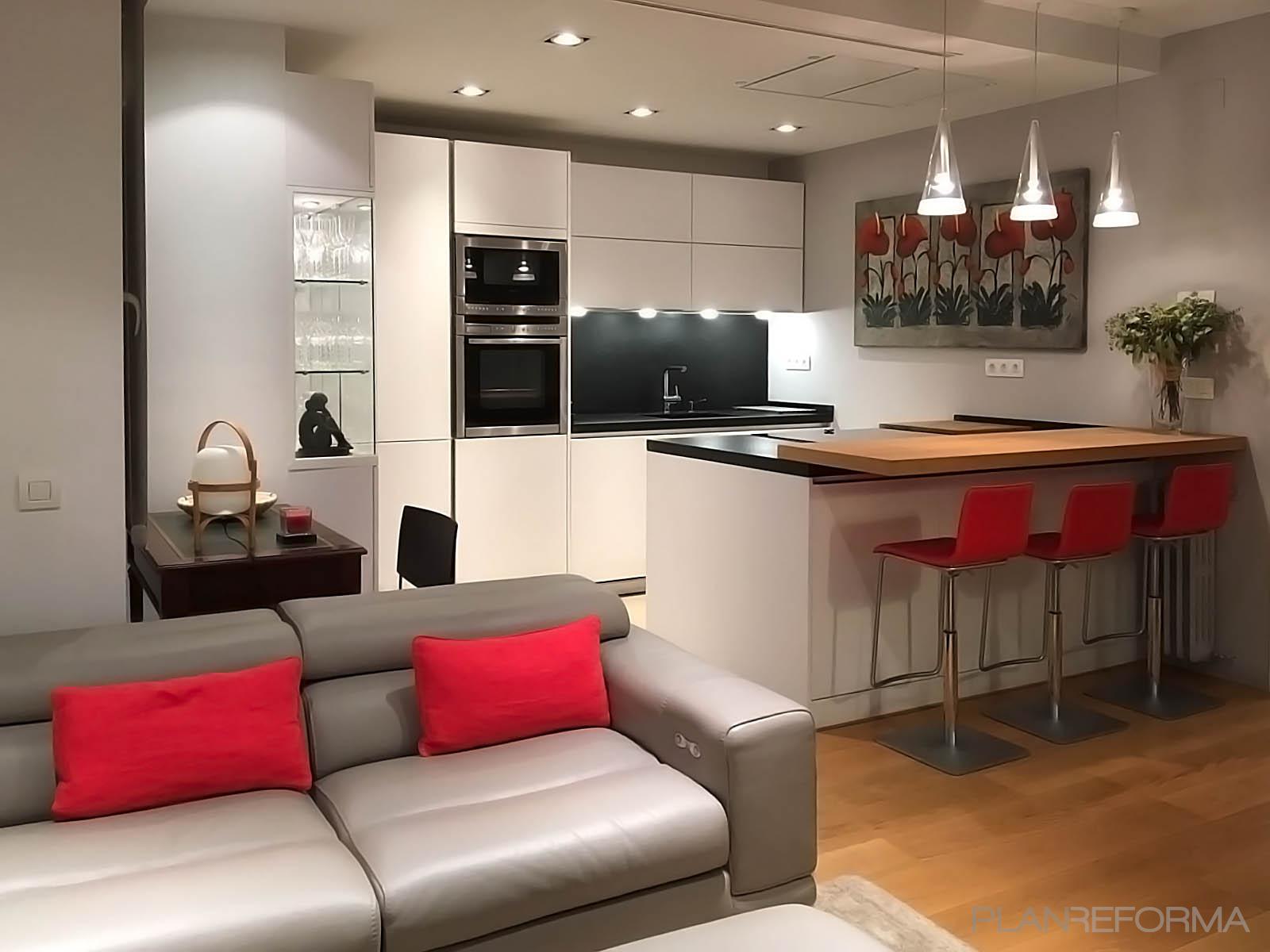 Cocina, Salon Estilo contemporaneo Color rojo, marron, blanco  diseñado por Creative Bcn | Arquitecto 