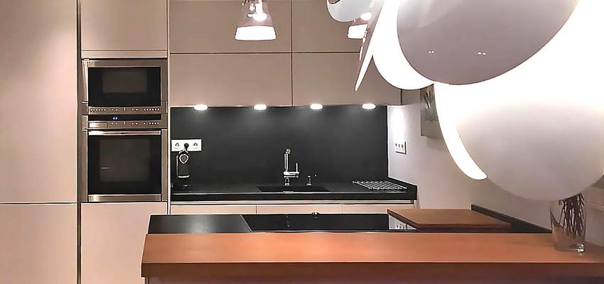 Cocina Estilo contemporaneo Color rojo, marron, blanco  diseñado por Creative Bcn | Arquitecto 