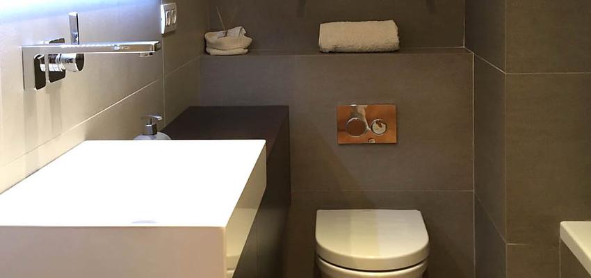 Baño Estilo contemporaneo Color marron, marron, blanco  diseñado por Creative Bcn | Arquitecto 