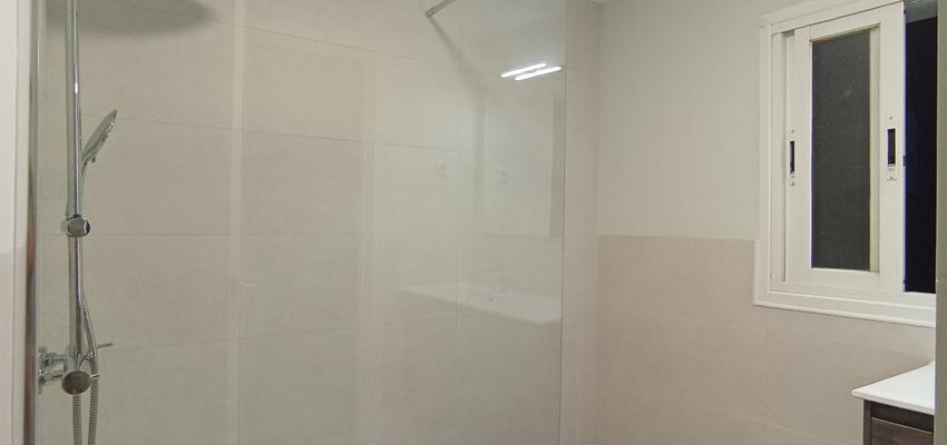 Baño Estilo moderno Color naranja, gris, gris oscuro  diseñado por Darquitecture | Reformista, constructor | Copyright Sí, lo soy