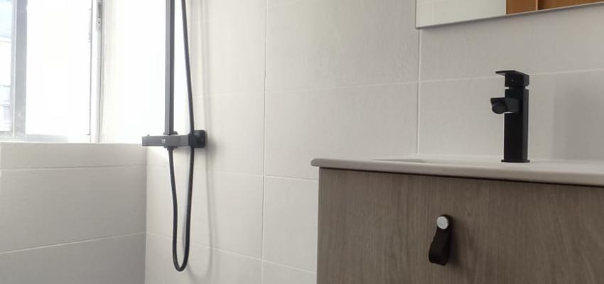 Baño Estilo moderno Color naranja, gris, gris oscuro  diseñado por Darquitecture | Reformista, constructor | Copyright Sí, lo soy