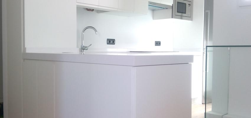 Cocina style moderno color marron, blanco, gris  diseñado por Maite Sanz Rodríguez | Arquitecto Técnico 