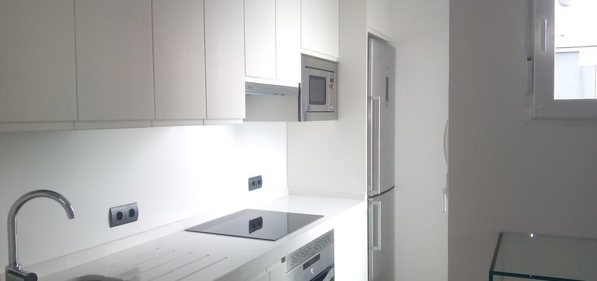 Cocina style moderno color marron, blanco, gris, plateado  diseñado por Maite Sanz Rodríguez | Arquitecto Técnico 