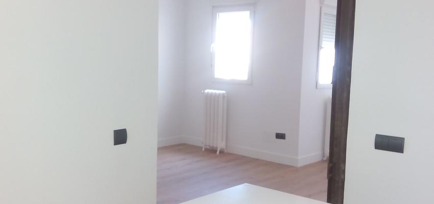 Cocina style moderno color marron, marron, blanco, gris  diseñado por Maite Sanz Rodríguez | Arquitecto Técnico 