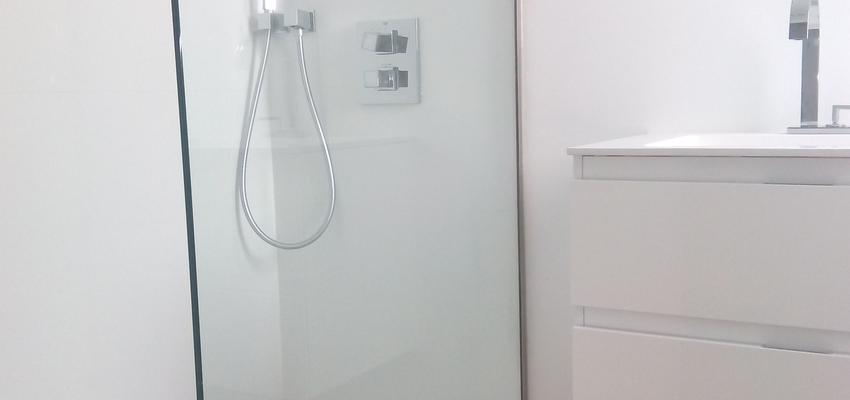 Baño style moderno color marron, blanco, gris  diseñado por Maite Sanz Rodríguez | Arquitecto Técnico 