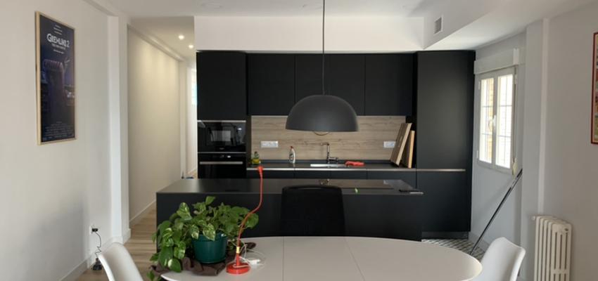 Comedor, Cocina Estilo moderno Color beige, gris oscuro, negro  diseñado por Verdín Reformas | Reformista, constructor | Copyright @verdinreformas