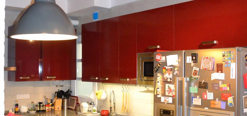 Cocina style contemporaneo color rojo, blanco, gris  diseñado por J. ABARCA, ARQUITECTO TECNICO E INTERIORISTA | Arquitecto Técnico 