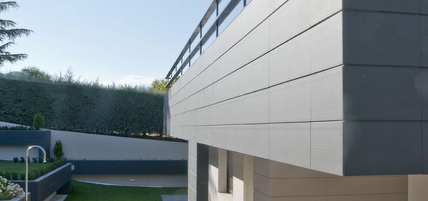 Piscina, Exterior Estilo moderno Color verde, azul cielo, blanco, gris, gris  diseñado por ERALONSO ARQUITECTOS | Arquitecto | Copyright Propietario de la foto