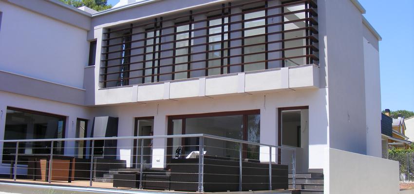 Exterior Estilo moderno Color marron, blanco, gris, gris  diseñado por ERALONSO ARQUITECTOS | Arquitecto | Copyright propietario de la imagen