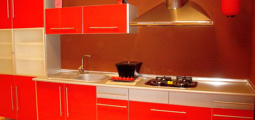 Cocina style moderno color rojo, marron, marron, blanco  diseñado por Reformahogar | Gremio | Copyright Reforma Hogar 