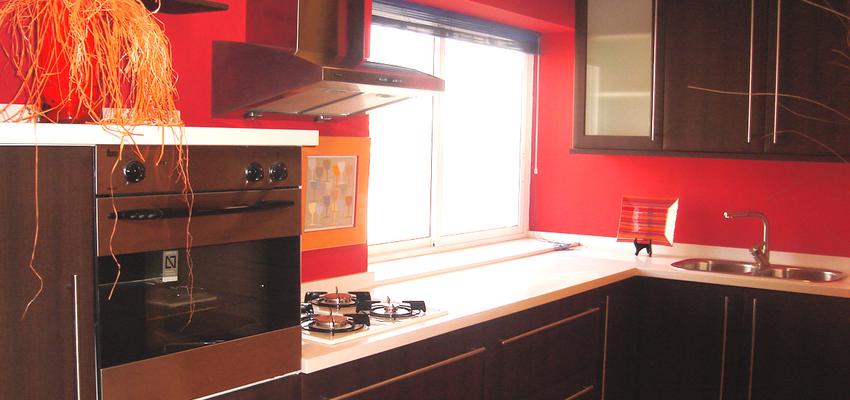 Cocina Estilo moderno Color rojo, marron, blanco, negro  diseñado por Reformahogar | Gremio | Copyright Reforma Hogar 