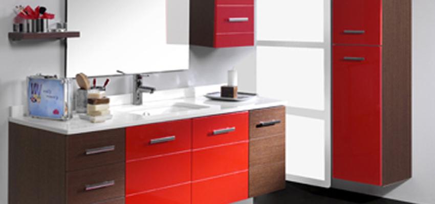 Baño style moderno color rojo, marron, blanco, gris  diseñado por Reformahogar | Gremio | Copyright Reforma Hogar 