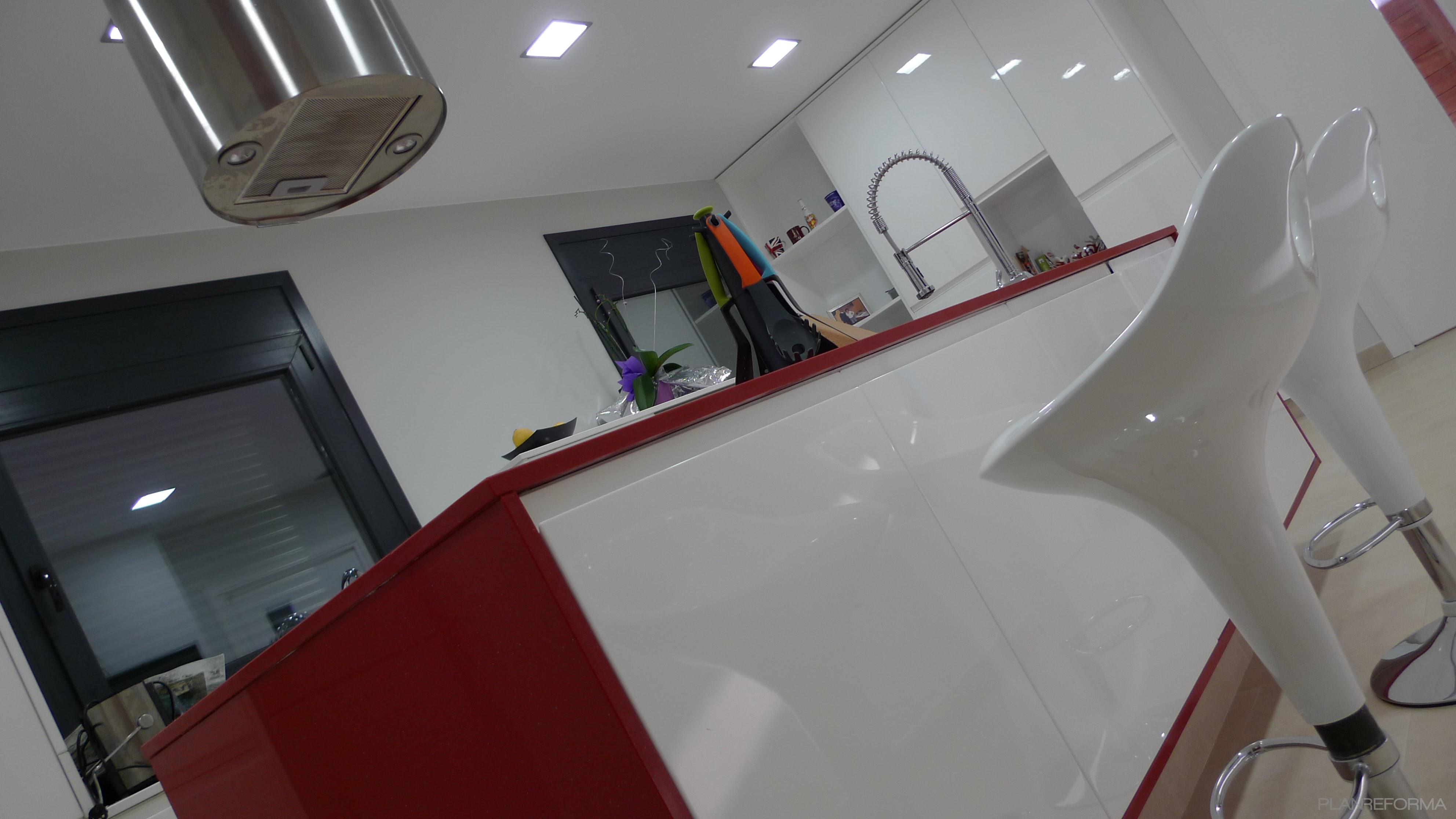 Cocina Estilo moderno Color rojo, negro, plateado  diseñado por Decora | Interiorista | Copyright si
