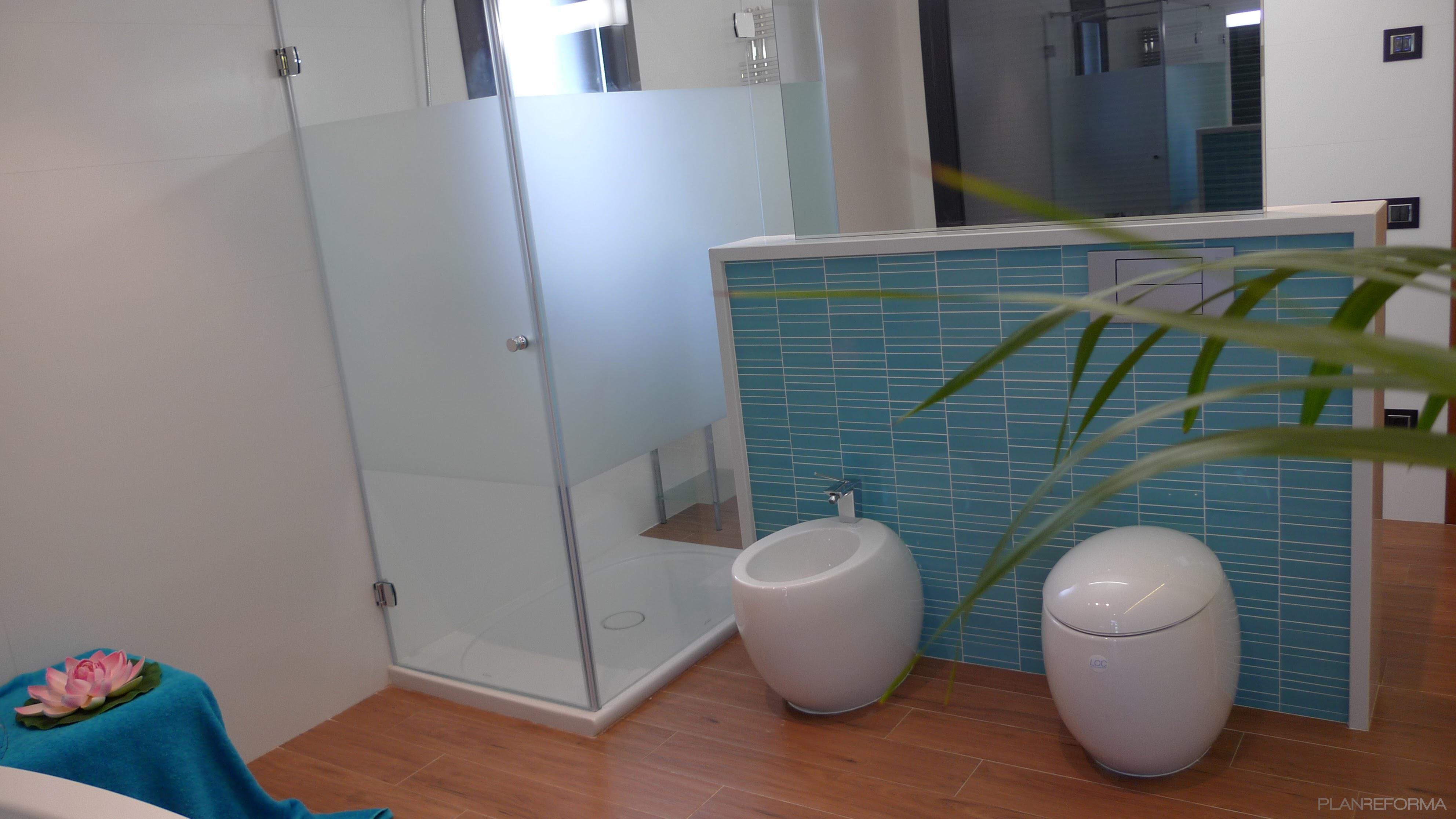 Baño Estilo moderno Color turquesa, blanco, bronce  diseñado por Decora | Interiorista | Copyright si