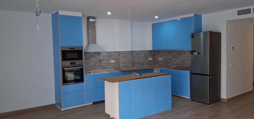 Cocina Estilo moderno Color marron topo, blanco  diseñado por Carlos Flores | Reformista, constructor 