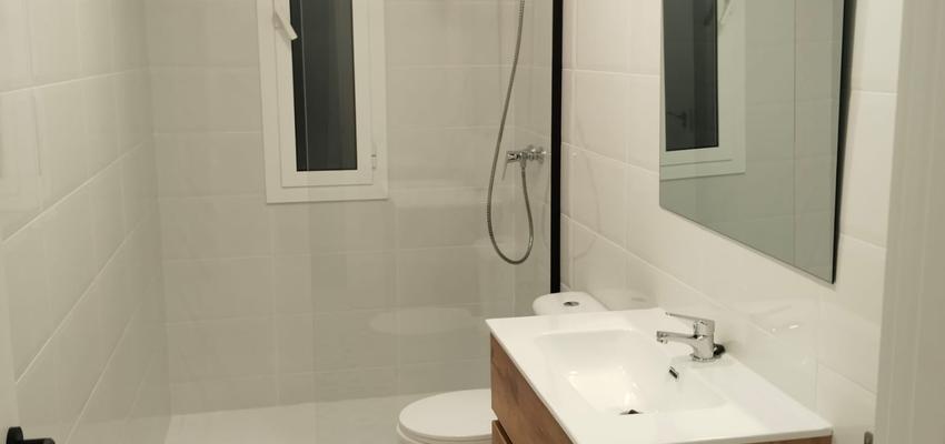 Baño Estilo moderno Color marron, marron oscuro, blanco  diseñado por Carlos Flores | Reformista, constructor 